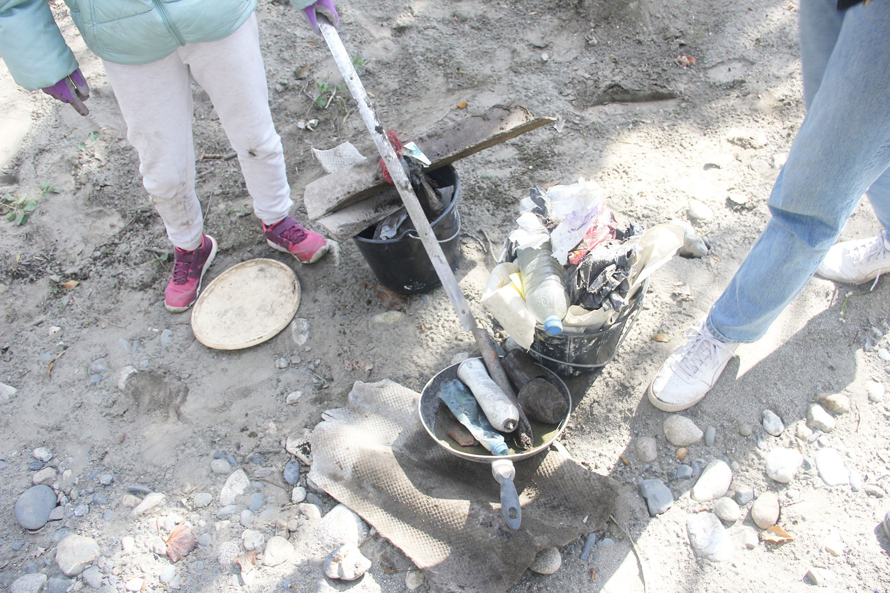 Ramassage des déchets après la crue